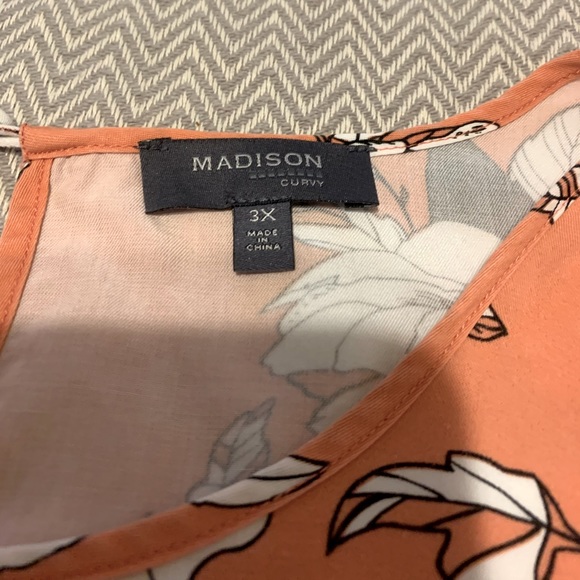 Madison Curvy peach top with b&w floral print. Keyhole back button closure. 3X. - Picture 4 of 6